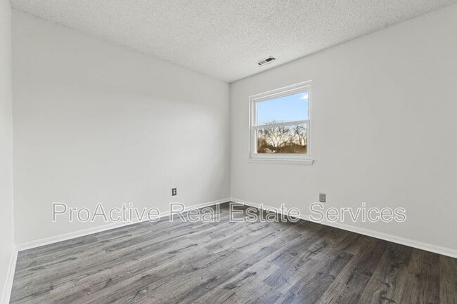 Building Photo - 5761 Luck Ln