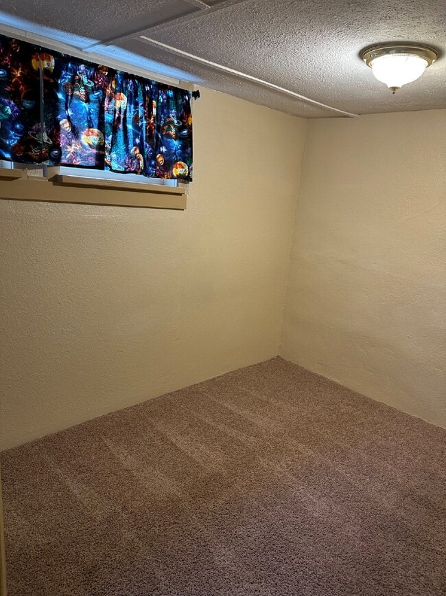 Building Photo - "Charming 4-Bedroom Oasis with 2 Full Bath...