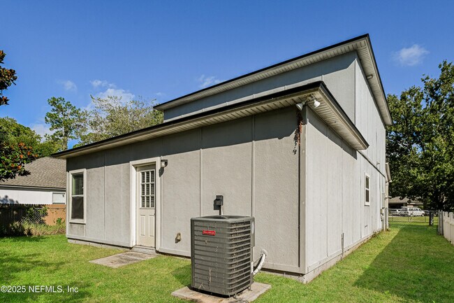 Building Photo - 8132 Hilsdale Rd