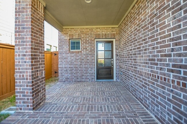 Building Photo - Beautiful 2 story home with 4 bedrooms, 2,...