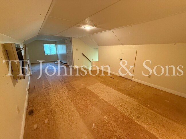 Building Photo - Spacious 3 Bedroom Home with Primary Suite on Main Level and 2-Car Carport