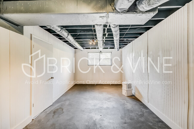 Building Photo - 851 25th Ave NE