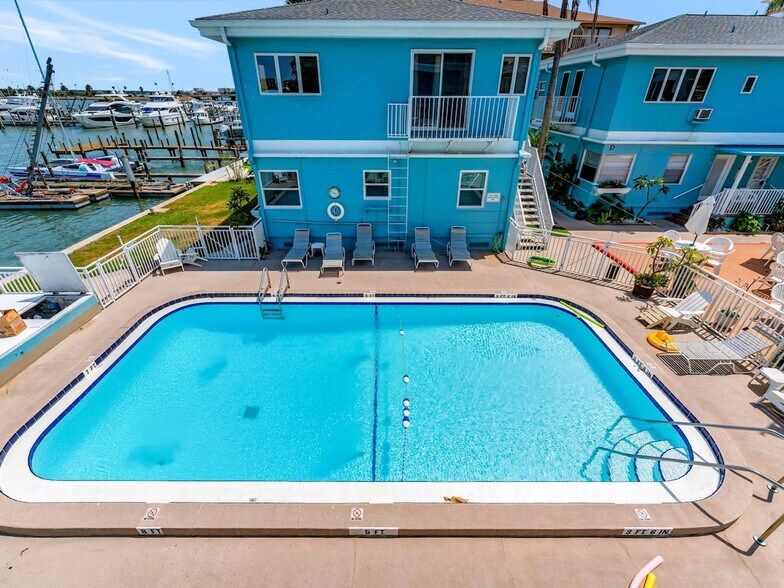 Building Photo - 483 E Shore Dr