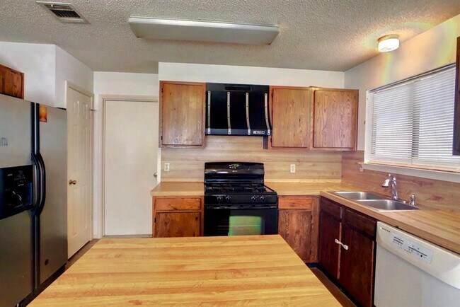 Building Photo - 2816 Norfolk Dr