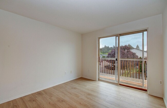 Building Photo - Spacious 3bd 2.5ba Unit in 4Plex - Avail. Now!