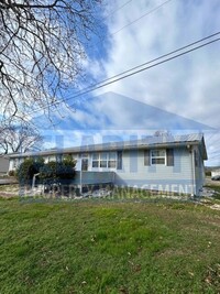 Building Photo - Three bedroom duplex in Charleston