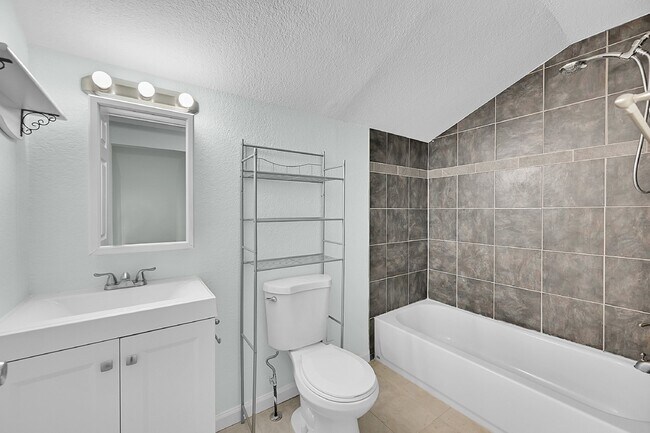 Building Photo - $2,495.00, 3 bed, 2 bath located in Westmi...