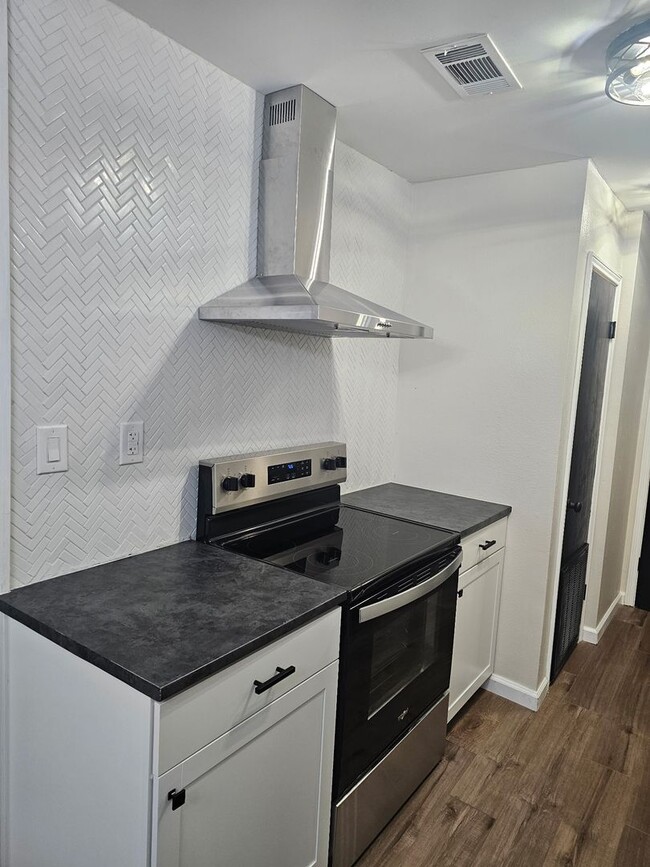 Building Photo - 2 Bedroom 2 bath for lease