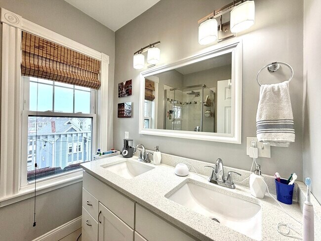 Building Photo - 37 Moseley St