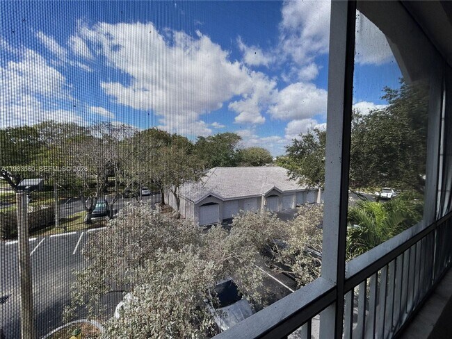 Building Photo - 2811 N Oakland Forest Dr