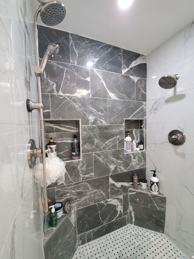 Building Photo - 225 Woodglen Dr