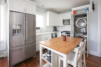 Building Photo - Updated 3 bed - Private Porch - In Unit Laundry