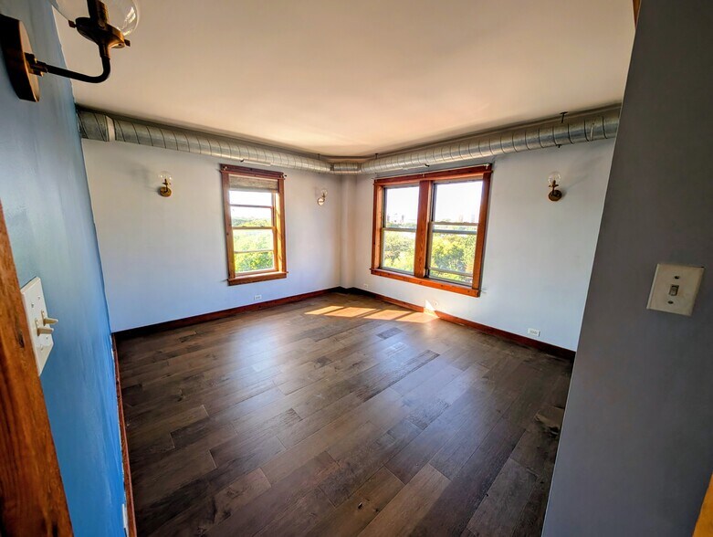 Primary bedroom - 5400 S Harper Ave