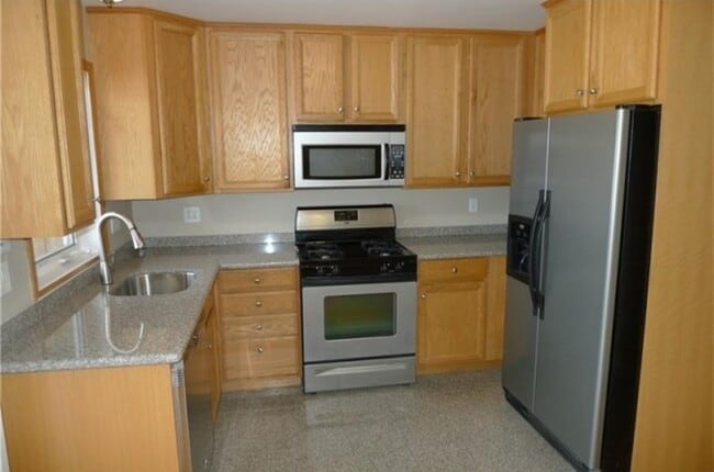 Building Photo - 20 E Amanda Ave