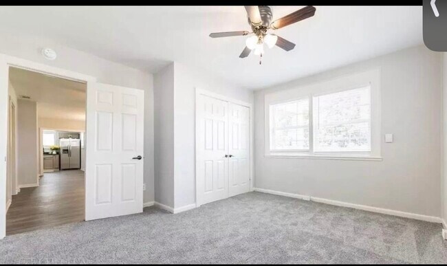 Building Photo - Rogers Ave