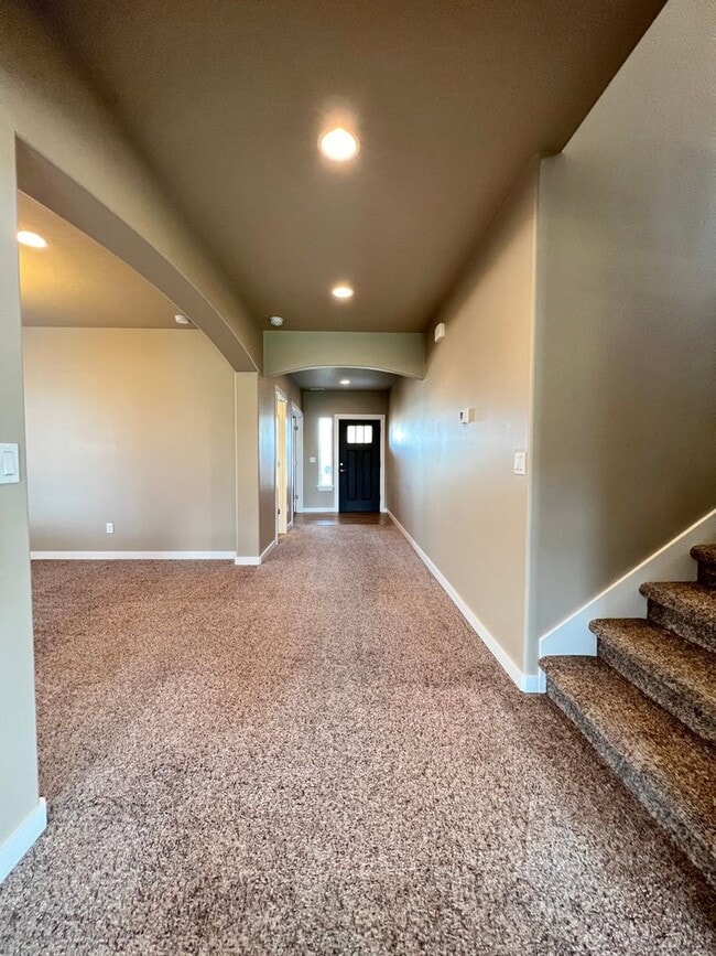 Building Photo - West Richland Home On 0.32 Acres