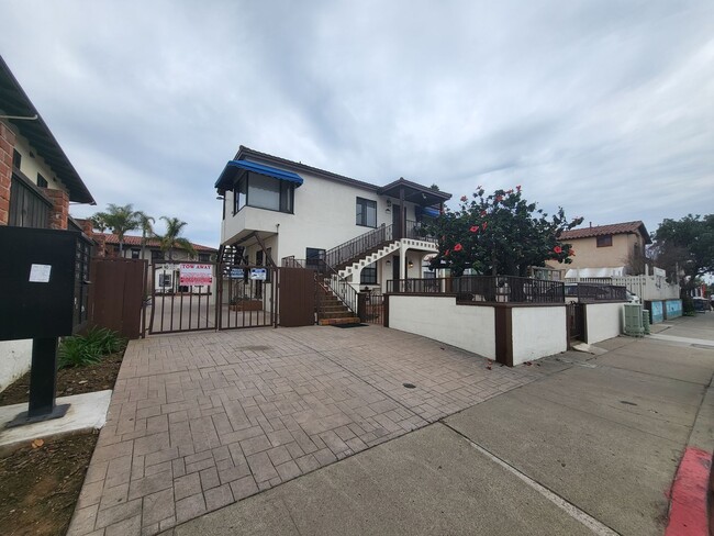Building Photo - Quaint and Cozy 1x1 apartment in the histo...