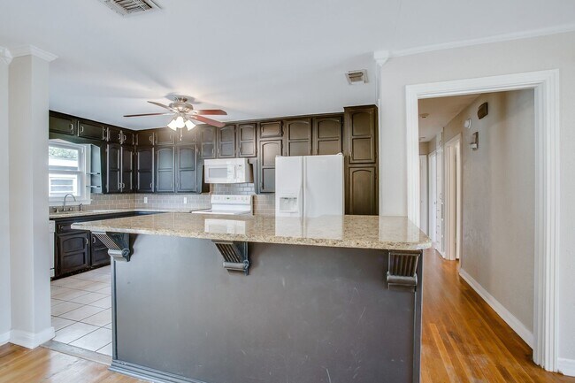 Building Photo - Pre leasing for fall 2026! 4/2 in Tech Terrace