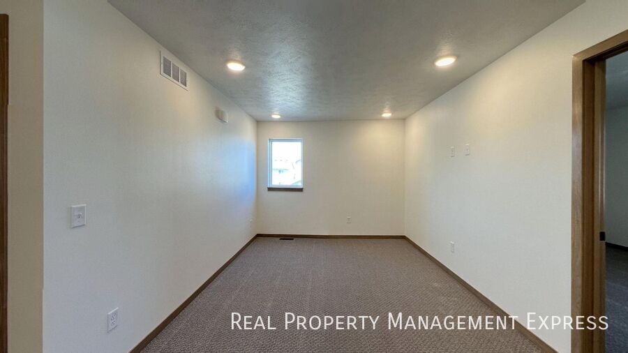 Building Photo - Modern 3 Bed, 2.5 Bath Townhome in West Sioux Falls