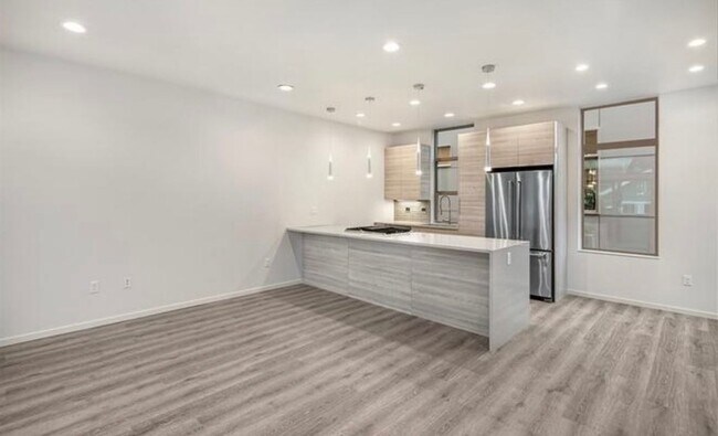 Building Photo - Sophisticated 3 Bedroom Townhome