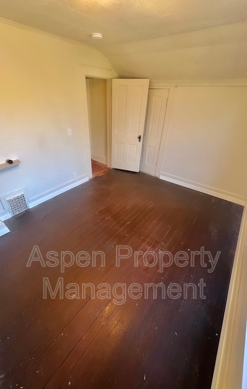 Building Photo - 230 Lewis St