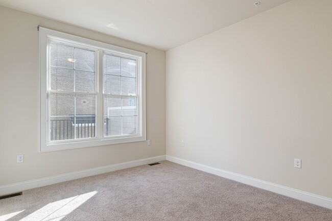 Building Photo - 3 bed/2.5 Bath.  Midtown. Undergrad OK Pet...