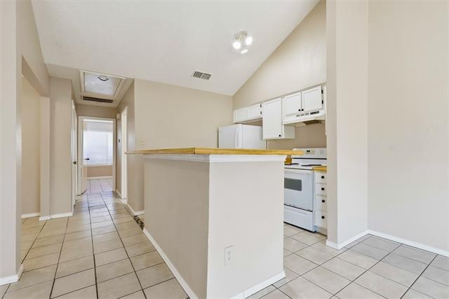 Building Photo - 216 Suttonwood Dr