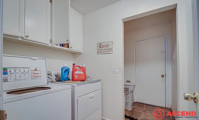 Building Photo - Spacious 5BD/2BA Home in Bakersfield's 93312 — Pool, Solar & Small Pets Welcome!