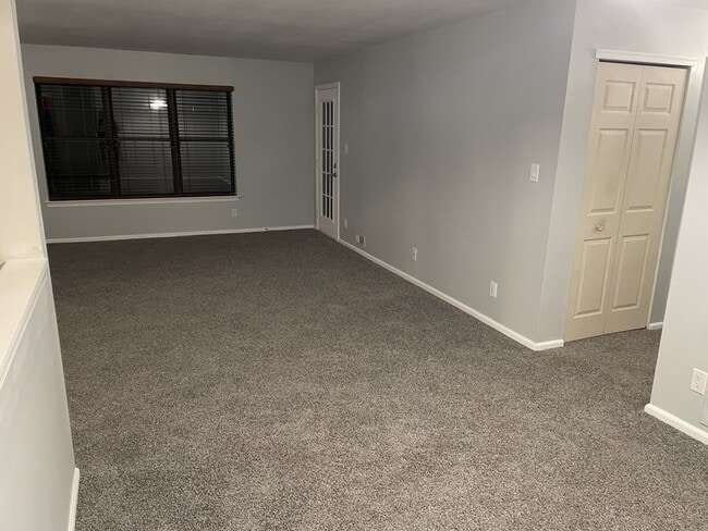 Building Photo - 190-B Collin Court