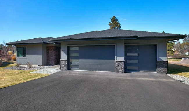Building Photo - Beautiful and Spacious 3 Bed/2.5 Bath Home on 0.46 Acre Lot in SE Bend