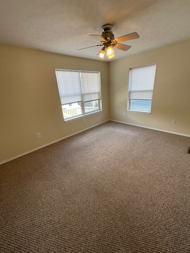 Building Photo - ***AVAILABLE AUGUST 2027*** 4 bed, 2 bath house LARGE GROUP OPTION : 18- 20!