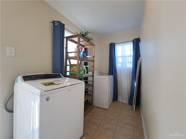 Building Photo - 16 Cedar Ave