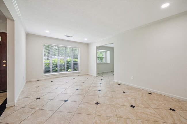 Building Photo - 10623 Hillcroft St