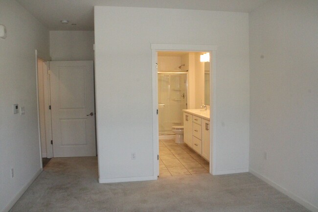 Building Photo - Two Bedroom, Two Bathroom Upstairs Townhom...