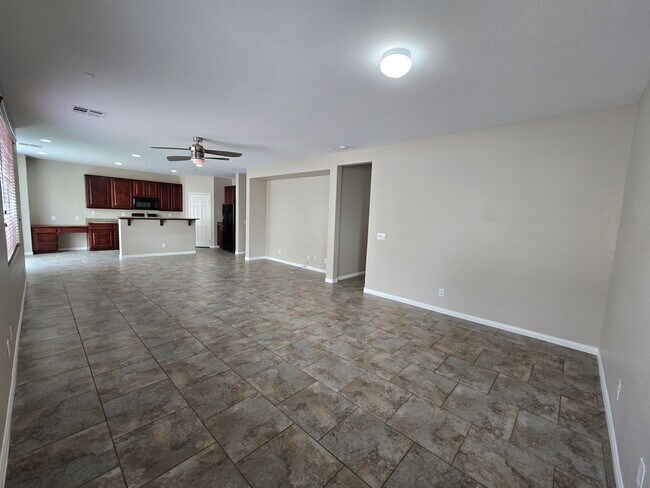 Building Photo - 4 BED, 2 1/2 BATH, 2 STORY HOME!!