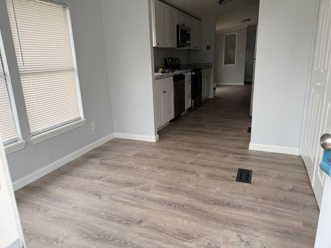 Building Photo - Rare Rockford rental available now!