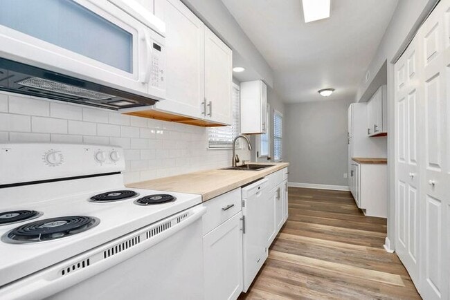 Building Photo - END UNIT 3BD/2.5BA Townhome in Lexington Commons