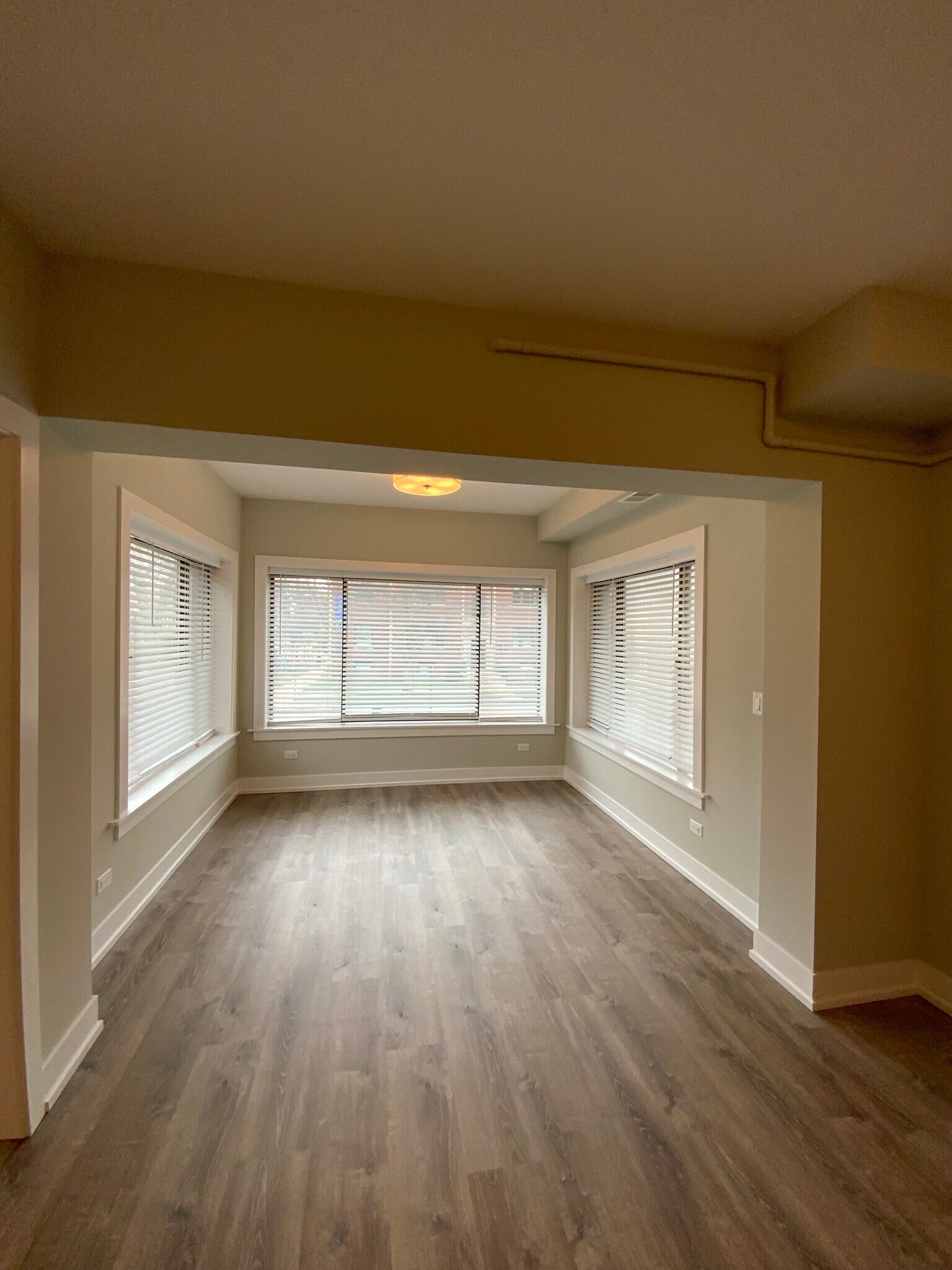 Building Photo - 1000 Crain St