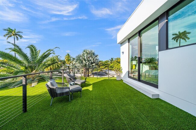 Building Photo - 4585 Nautilus Dr