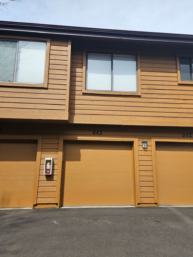 Building Photo - Gorgeous 2+ Bedroom 3 Bath Townhouse with ...