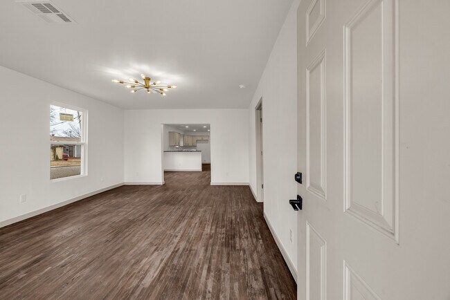 Building Photo - 1017 W Newton St