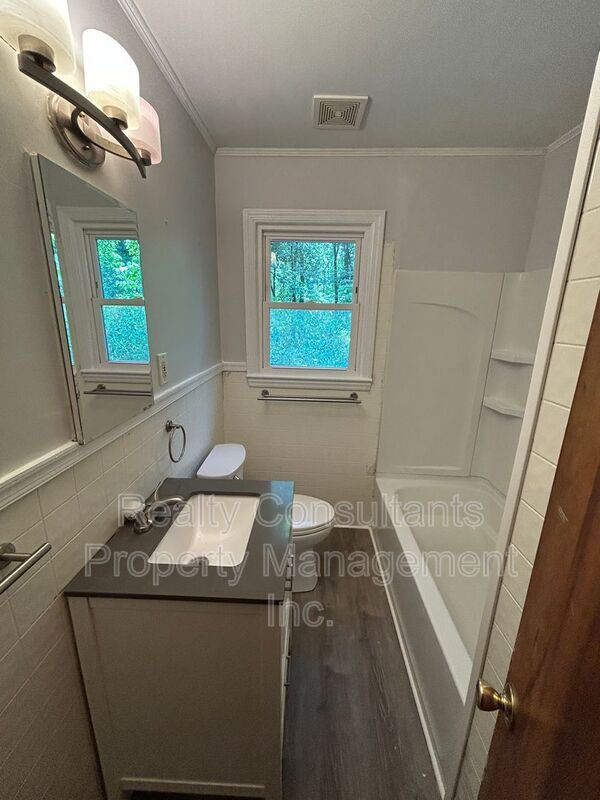 Building Photo - 4403 Edgemore Rd