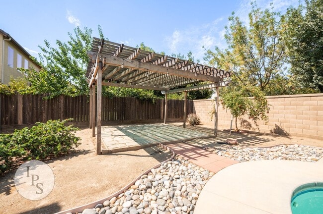 Building Photo - North Clovis Home, 4BR/3.5BA, CUSD - Lots ...