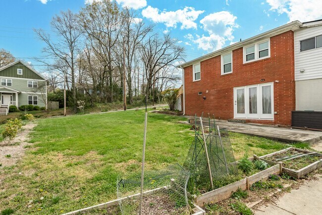 Building Photo - Gorgeous Home in Durham Near Downtown