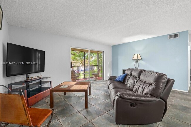 Building Photo - 3083 N Oakland Forest Dr