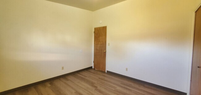 Building Photo - 805 1/2-920 1/2 Crist Dr
