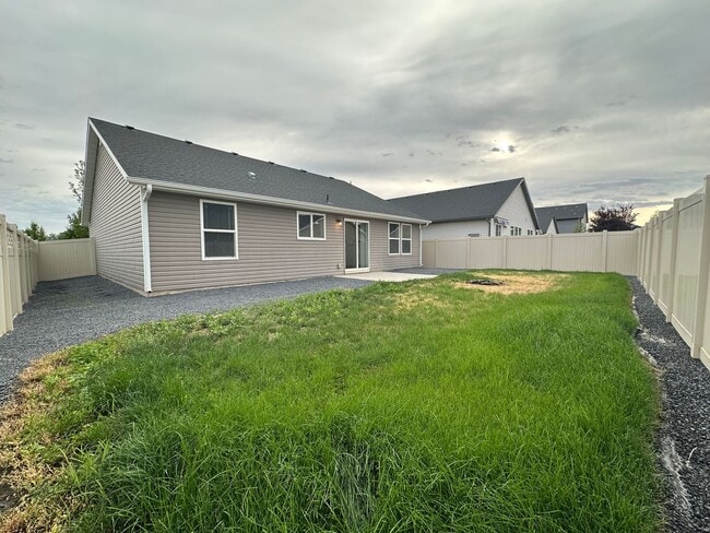 Building Photo - 3bed, 2bath, 1452sq.ft. 2-car garage home ...