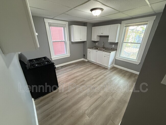 Building Photo - 142 Jewett St