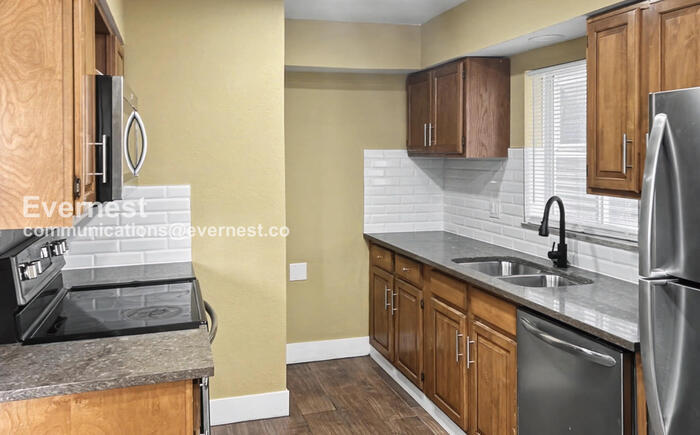 Building Photo - 1006 E 15th Ave