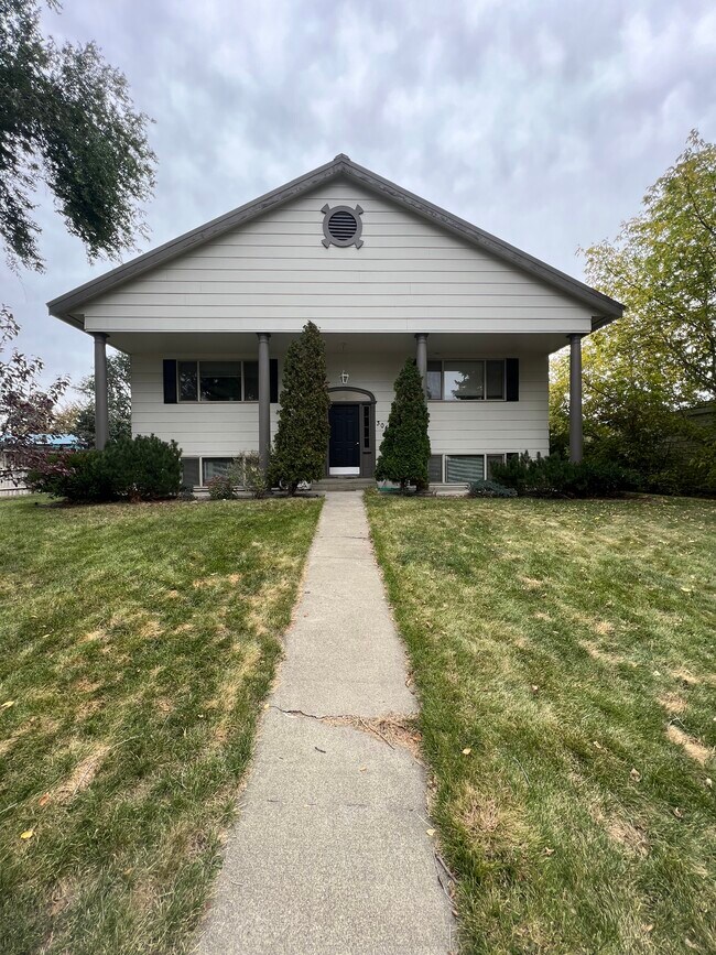 Building Photo - 304 S Pine St